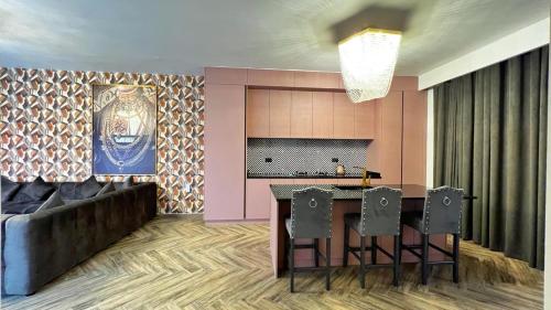 Η κουζίνα ή μικρή κουζίνα στο The Pink Pool - Swimming pool