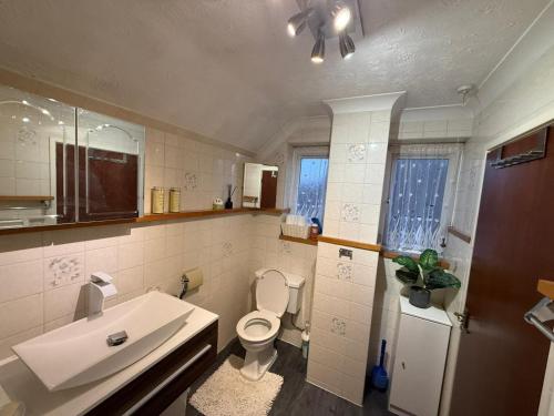 Et badeværelse på Spacious Two King Bedroom Stay Near M1 Walk to Leagrave Station Direct Trains to London