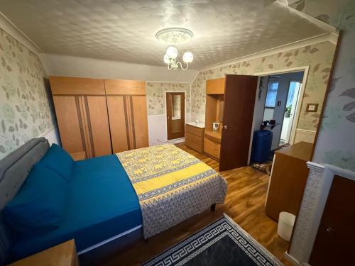 En eller flere senge i et værelse på Spacious Two King Bedroom Stay Near M1 Walk to Leagrave Station Direct Trains to London