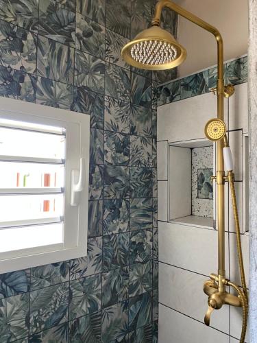 Ένα μπάνιο στο Appartement dans le quartier de terre sainte elona