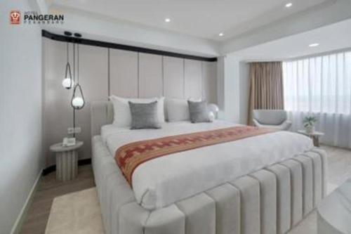 北干巴鲁parma panam pekanbaru的房间里有一张白色大床的卧室