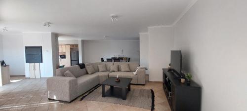 LangstrandPriai Longa 34 Self Catering的客厅里有一张沙发和一台电视