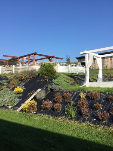 Ein Garten an der Unterkunft Koperkowy Raj Beskid Wyspowy Domek Małopolska Jacuzzi Playroom