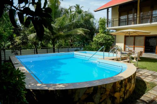 La pileta dentro o cerca de Family Heart