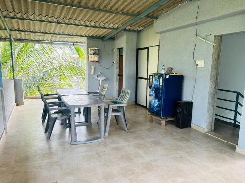 ThālにあるSeanestのパティオ付きの客室で、テーブルと椅子が備わります。