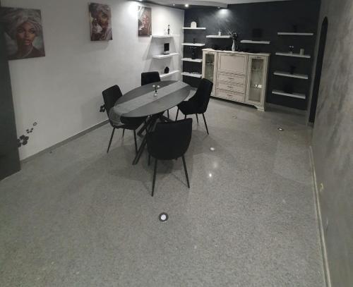 Un comedor con una mesa y sillas en una habitación. en Glow Sahara, en Focşani