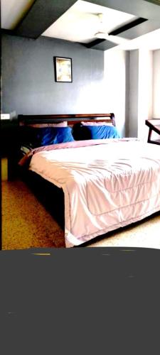 Кровать или кровати в номере Swanky Sojourns Cozy Homestay with single AC Bedroom