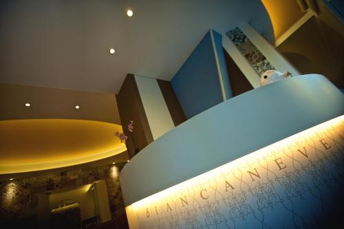 a room with a yellow ceiling and a yellow wall at Hotel Biancaneve Wellness in Marotta