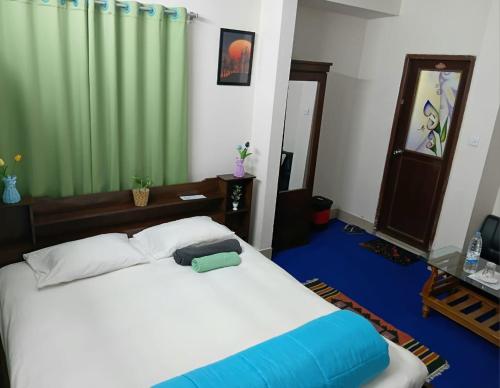 达卡The Blissful Heaven Dhaka的卧室里有一张带绿色窗帘的床