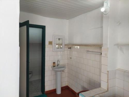 een badkamer met een wastafel en een toilet bij Casa 167 in Diamantina