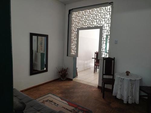 een woonkamer met een bank en een tafel bij Casa 167 in Diamantina