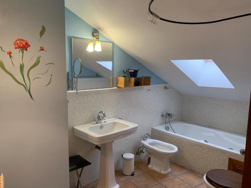 a bathroom with a sink and a toilet and a bath tub at Vista Bella Segovia in Tizneros