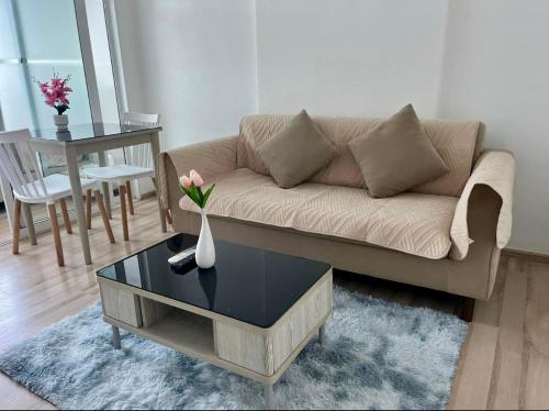 Khu vực ghế ngồi tại Elegant Stay with 360 degree Panoramic Rooftop Pool