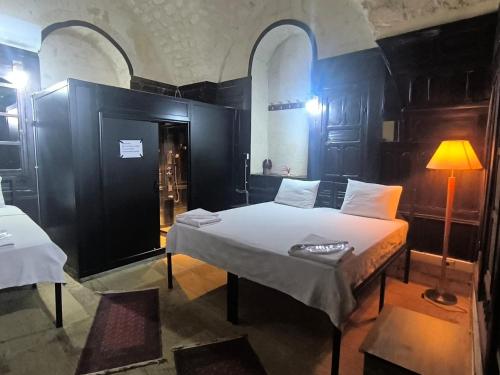 En eller flere senge i et værelse på Çiftehan Otel