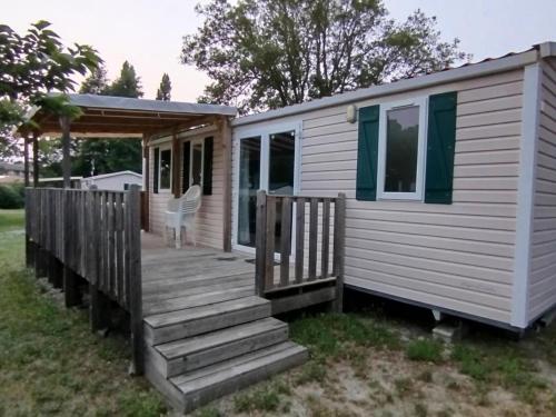 una casetta con portico e terrazza di Mobil-home 6 places dans camping 4 étoiles a Lit-et-Mixe