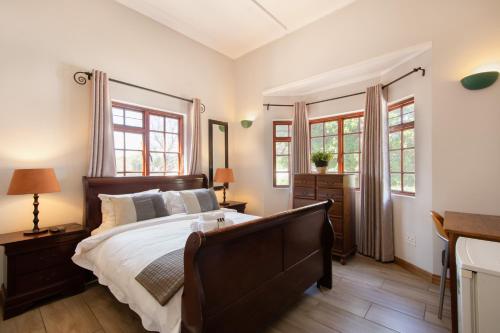 Una cama o camas en una habitación de Kniff un Gaffel Guest House