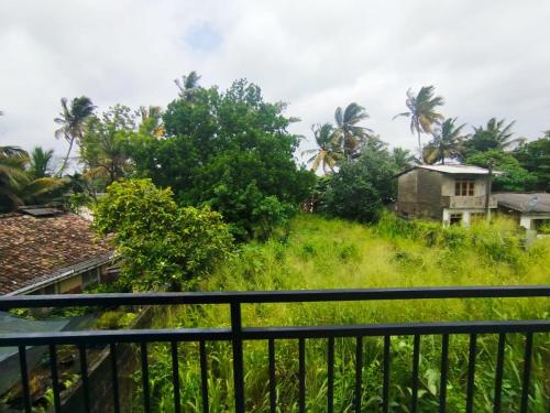 Preethi Villa في Nikawatawana: منظر من شرفة المنزل