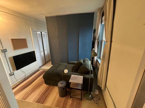 Et tv og/eller underholdning på Comfy studio apartment with a beautiful view