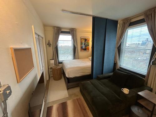 En eller flere senge i et værelse på Comfy studio apartment with a beautiful view