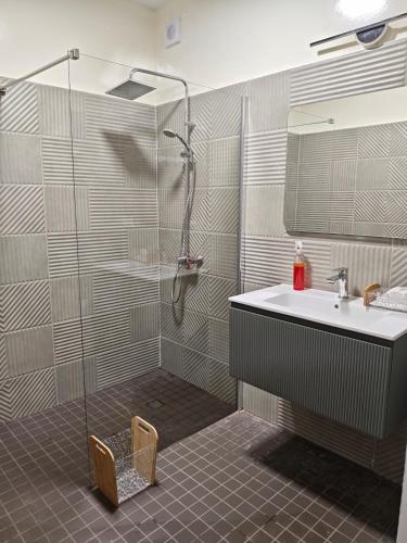 Et badeværelse på Elegant apartment for a seaside stay