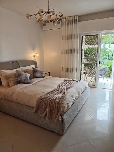 En eller flere senge i et værelse på Elegant apartment for a seaside stay