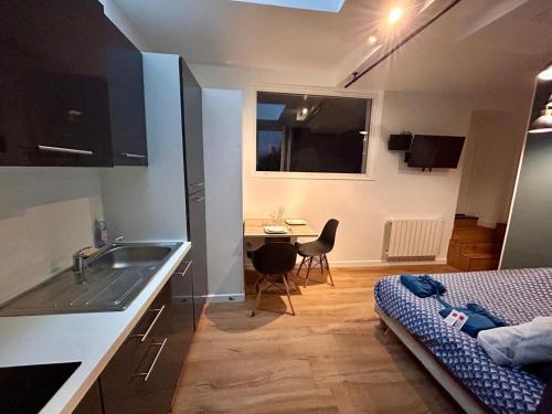 Kuchyň nebo kuchyňský kout v ubytování Jacuzzi et confort - 002