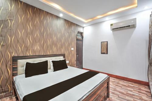 Postel nebo postele na pokoji v ubytování SPOT ON Hotel prayag villa