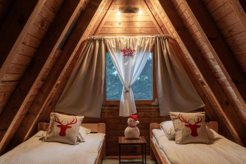 Postel nebo postele na pokoji v ubytování Leśna Sielanka domek z jacuzzi w lesie pod Górą Szczebel RELAX I SPORT