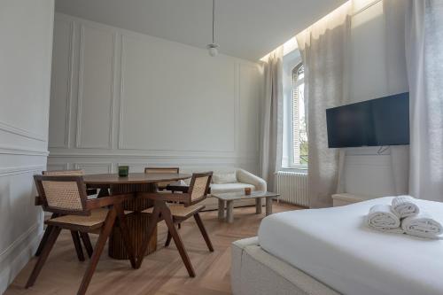 Postel nebo postele na pokoji v ubytování Suite Brume - Maison les Arcades au pied de la gare de Charleville-Mézières