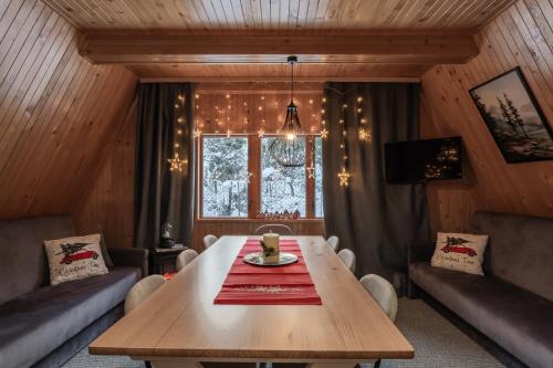 Postel nebo postele na pokoji v ubytování Leśna Sielanka domek z jacuzzi w lesie pod Górą Szczebel RELAX I SPORT