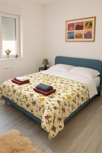 a bedroom with a bed with a floral bedspread at Park Hug in Vršac