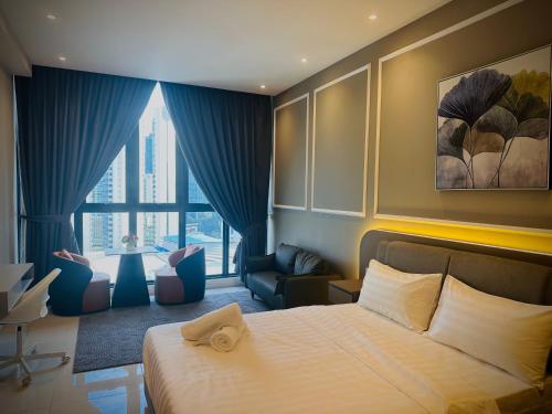 una stanza d'albergo con un letto e una finestra di Majestic Residence KLCC By Alfa a Kuala Lumpur
