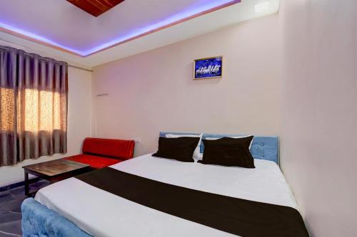 Una cama o camas en una habitación de Hotel O Lala Ji