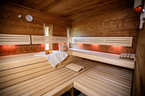 een houten sauna met twee banken en een tafel bij Historisches Baderhaus mit eigenem Saunauhaus in Roding