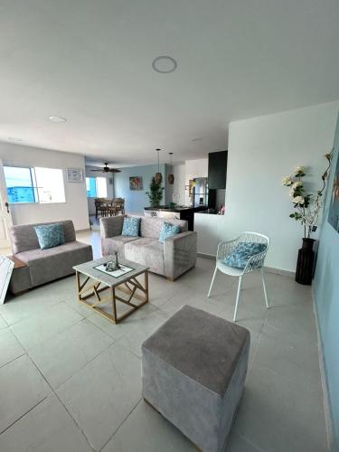 Et opholdsområde på Acogedor apartamento con súper ubicación