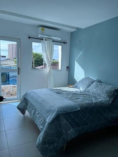 En eller flere senge i et værelse på Acogedor apartamento con súper ubicación