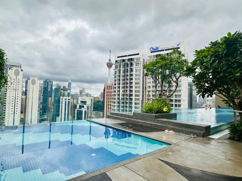 una piscina sul tetto di un edificio di Majestic Residence KLCC By Alfa a Kuala Lumpur