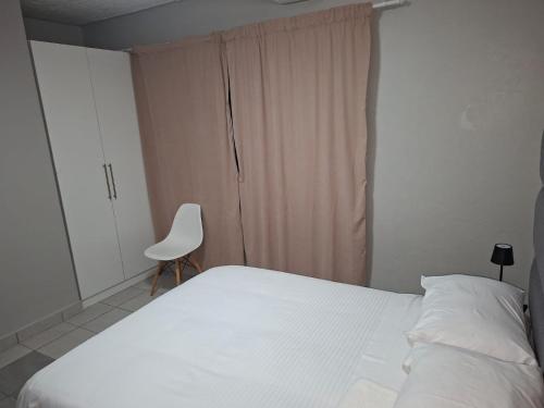 سرير أو أسرّة في غرفة في Grace Villas 3