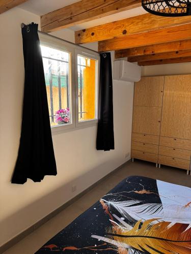 ラ・モットにあるT2 moderne rdc toutes commoditésのベッドと窓のある寝室