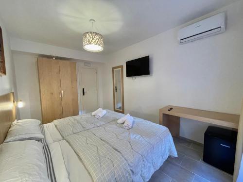 a bedroom with a bed with two towels on it at Barocco Rooms Hostel in Alicante