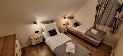 Ένα ή περισσότερα κρεβάτια σε δωμάτιο στο Domek Apartament Zielona Polana