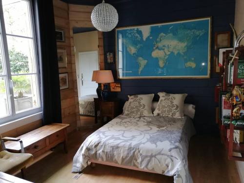 Ένα ή περισσότερα κρεβάτια σε δωμάτιο στο Character House with Pool and Jacuzzi