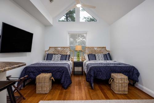 Zimmer mit 2 Betten und einem TV. in der Unterkunft 389 Wahoo Dr in Fripp Island