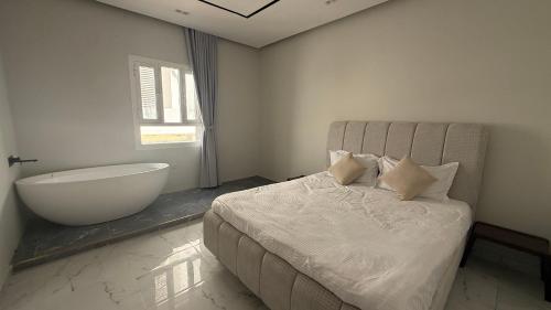 Una cama o camas en una habitación de Hamsat Suite