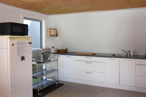 O bucătărie sau chicinetă la Cathedral Cove Cottage