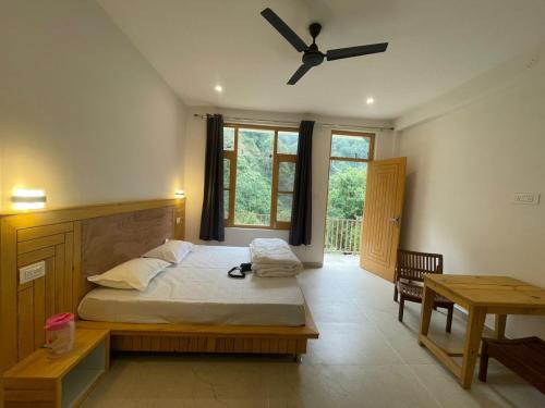 Un pat sau paturi într-o cameră la Mountain river home stay