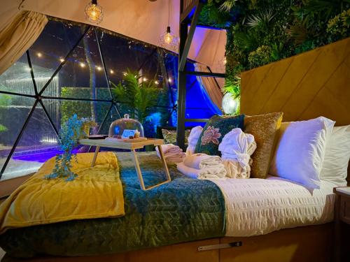 Ένα ή περισσότερα κρεβάτια σε δωμάτιο στο The Secret Garden Glamping Lancashire