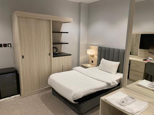 Een bed of bedden in een kamer bij Bunyan Alula Hotel