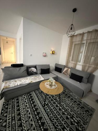 ネウムにあるLucijaのソファとテーブルのあるリビングルーム