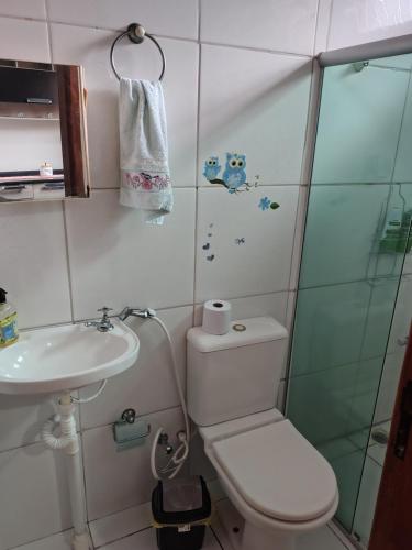 un piccolo bagno con un water e un lavandino di Doce lar a Serra